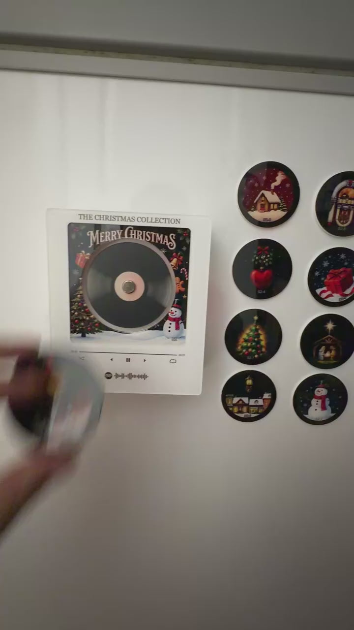 Pozytywka-gramofon w działaniu na lodówce